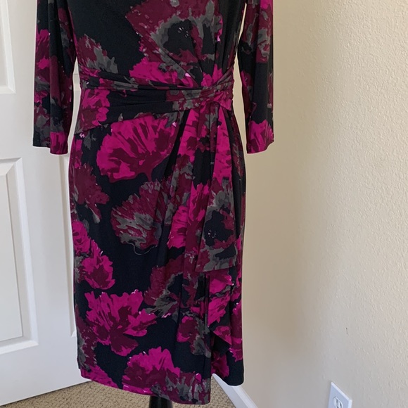 JNY High quality dress, fully lined, sash at waist w decorative ruffle on side - Picture 3 of 6